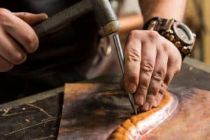 Travail sur une pièce en bronze