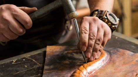 Travail sur une pièce en bronze