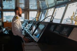 Capitaine de navire dans la timonerie