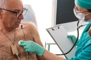 Cardiologue examine un patient agé