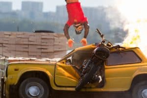 Cascadeur en moto sur un tournage de film