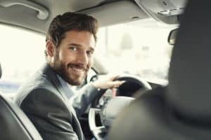 Chauffeur au volant de sa voiture
