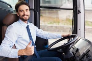 Chauffeur de bus au volant