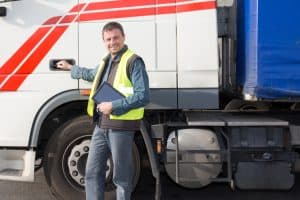 Chauffeur poids lourd avec son camion