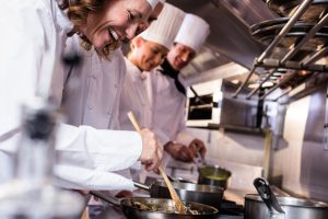 Cheffe dans sa cuisine avec son équipe