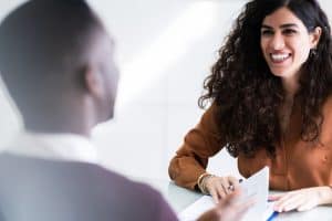 Entretien d'embauche entre une chargée de recrutement et un candidat