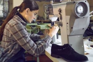 Fabrication de chaussures pour homme