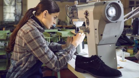 Fabrication de chaussures pour homme