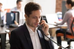 Homme au téléphone au travail
