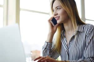 Recruteuse au téléphone