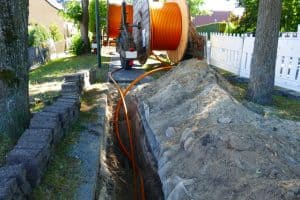Travaux pour poser des cables de fibre optique dans un quartier résidentiel