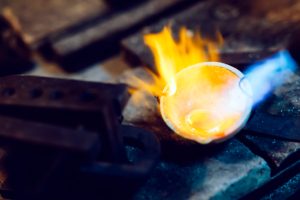 Utilisation d'un chalumeau sur une pièce en métal