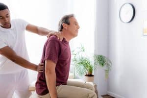 Chiropracteur manipule un patient