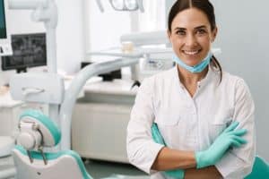 Chirurgienne dentiste dans son cabinet