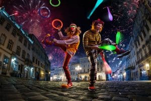 Deux clowns jonglent dans la rue