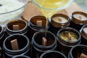 Fabrication artisanale de bougies en cire