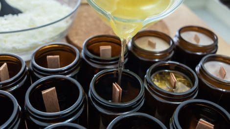 Fabrication artisanale de bougies en cire