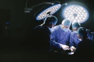 Opération de chirurgie dans un bloc opératoire