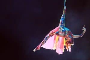 Acrobate en suspension lors d'un spectacle