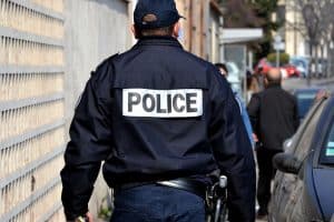 Adjoint de securite qui marche dans la rue