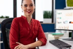 Adjointe de direction à son bureau