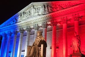 Assemblée nationale éclairée en bleu blanc rouge