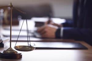 Balance qui représente la justice sur le bureau d'une personne qui travaille