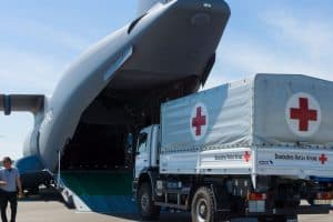 Chargement d'un camion de ravitaillement de produits medicaux dans un avion de l'armée