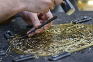 Ciselage sur une plaque en laiton