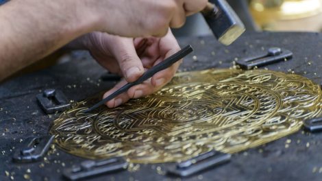 Ciselage sur une plaque en laiton