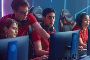 Coach esport qui aide des joueurs à s'entrainer