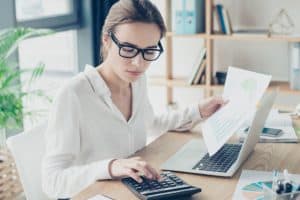 Commissaire aux comptes en plein travail