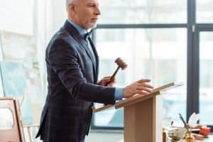 Commissaire-priseur lors d'une vente aux enchères d'oeuvres d'art