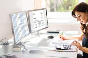 Comptable qui travail sur la facturation