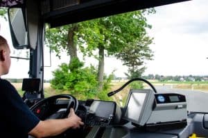 Conducteur de bus entrain de conduire