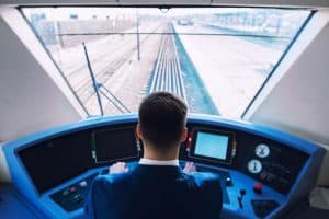 Conducteur de train à son poste de pilotage