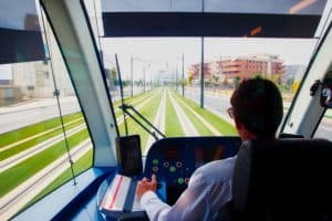 Conducteur de tramway à son poste de pilotage