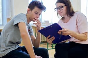 Conseillère d'éducation en rendez-vous avec un élevè