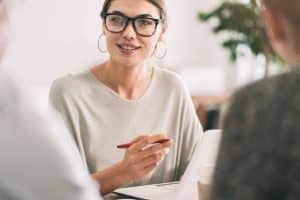 Conseillère en rendez-vous avec des clients