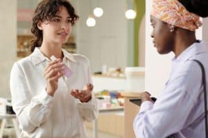 Conseillère beauté qui parle d'un produit à une cliente