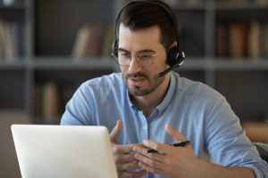 Consultant au téléphone