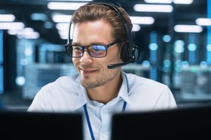 Consultant technique au téléphone
