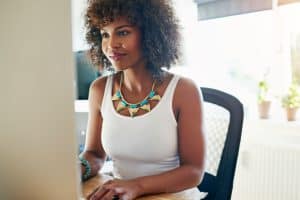 Consultante qui travaille sur ordinateur