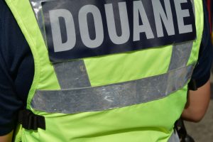 Contrôleur des douanes de dos
