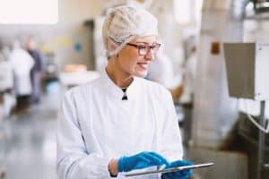 Contrôleuse qualité qui effecture une inspection dans une usine