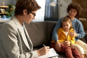 Coordinatrice social dans une foyer avec une mere et sa fille