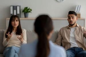 Couple dans une séance chez une conseillère conjugal