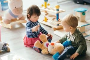 Deux petits enfants entrain de jouer