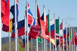 Drapeaux de nombreux pays alignés