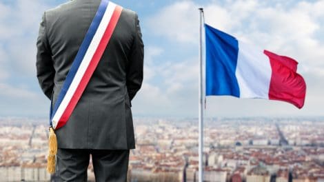 Elu avec le drapeau français